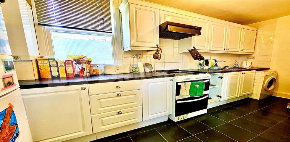 			NEW INSTRUCTION, 3 Bedroom, 1 bath, 1 reception Flat			 Hillmarton Road, HILLMARTON CONSERVATION